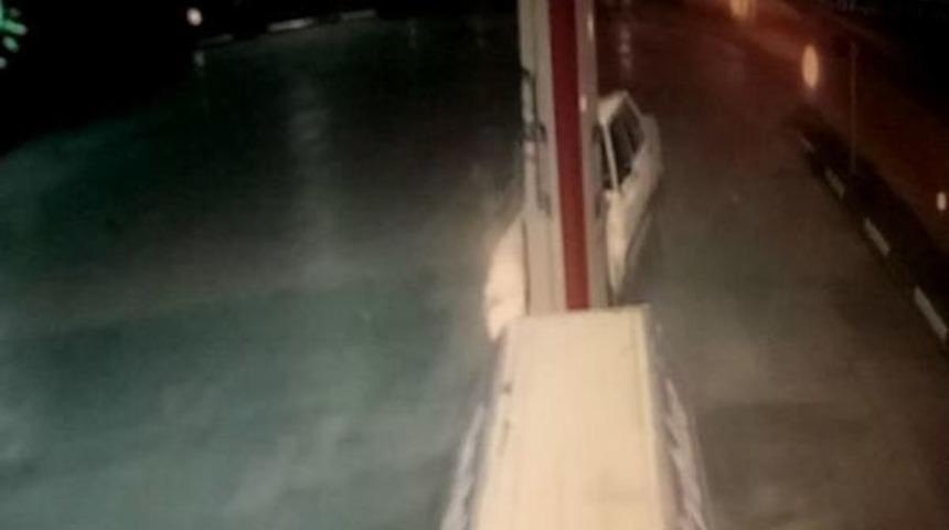 Otomobil Akaryakıt Istasyonuna Daldı; 4 Yaralı