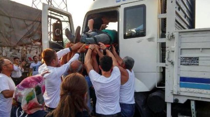 Freni Boşalan Kamyon 3 Araca &Ccedil;arptı: 1 Yaralı