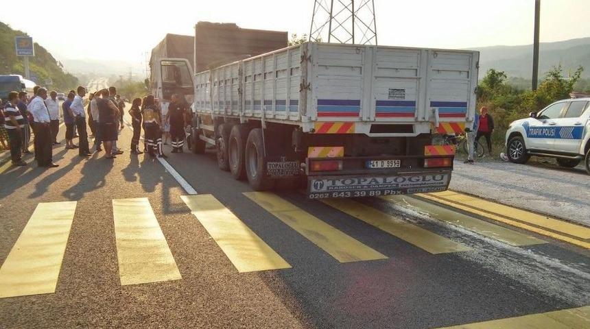 Lastikleri Isınan Kamyon Duramayınca 3 Araca &Ccedil;arptı