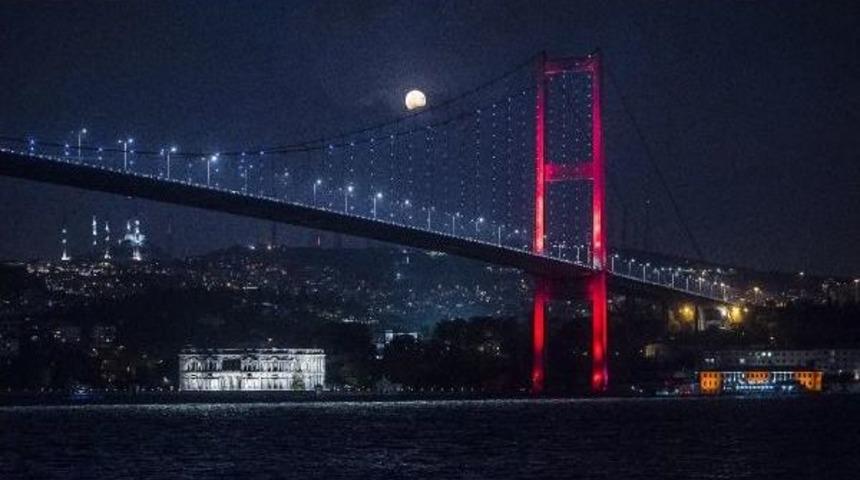 Par&ccedil;alı Ay Tutulması İstanbul'da B&ouml;yle G&ouml;r&uuml;ld&uuml;