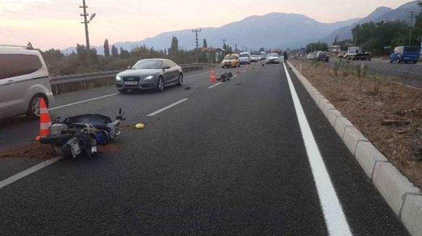 Otomobilin &Ccedil;arptığı Motosikletin S&uuml;r&uuml;c&uuml;s&uuml; &Ouml;ld&uuml;