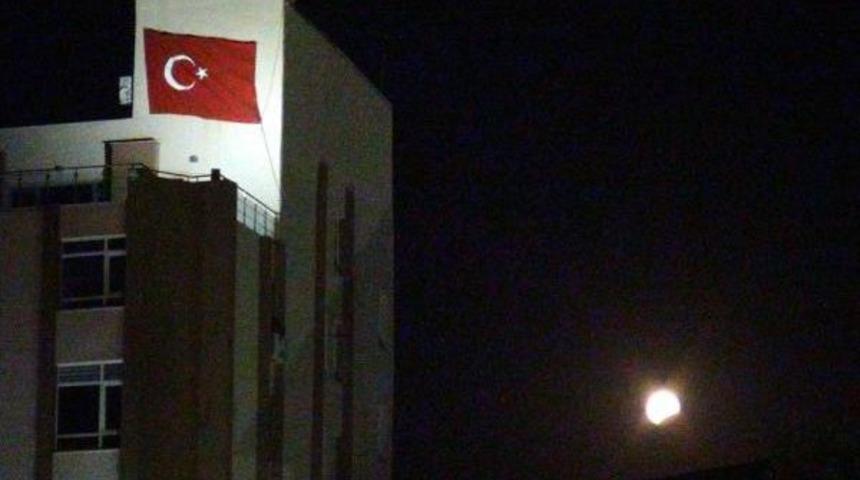 &Ccedil;anakkale'de Ay Tutulması B&ouml;yle G&ouml;r&uuml;nt&uuml;lendi