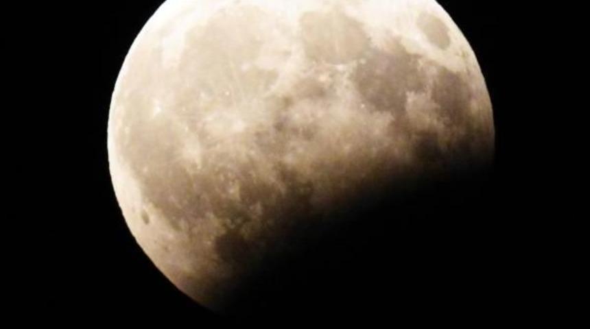 İzmir'de Ay Tutulması Böyle Görüntülendi