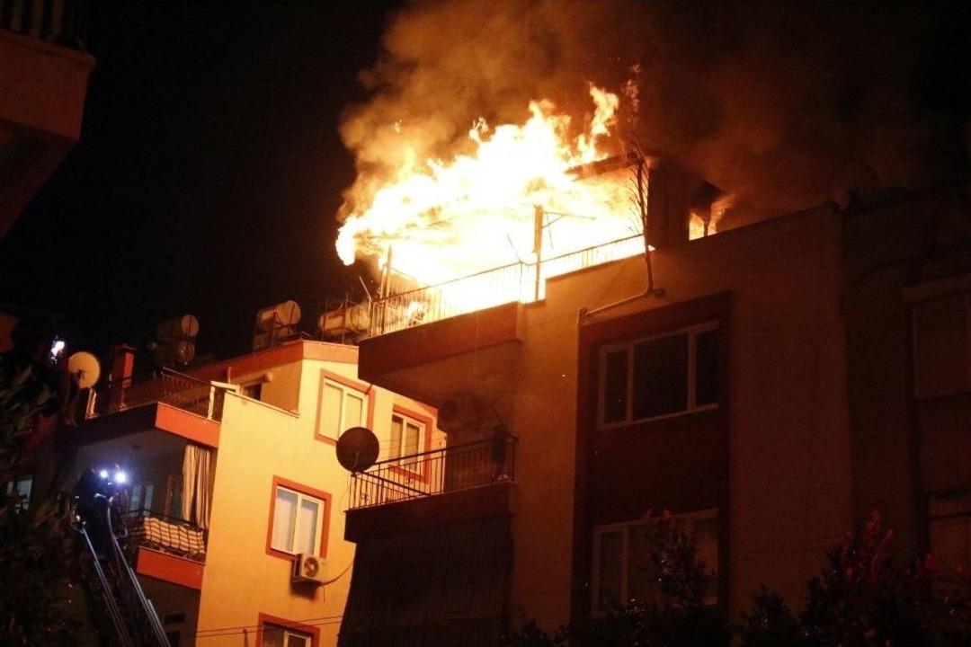 Evde Yalnız Bırakılan &Ccedil;ocuk Oyuncakla Evi Yaktı