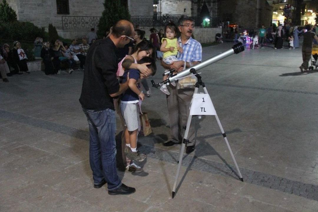 Par&ccedil;alı Ay Tutulmasını Fırsata &Ccedil;evirdiler