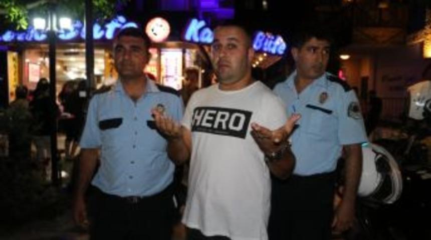 &lsquo;hero&rsquo; Tiş&ouml;rt&uuml; Giyen Bir Kişi Yemek Yediği Sırada G&ouml;zaltına Alındı
