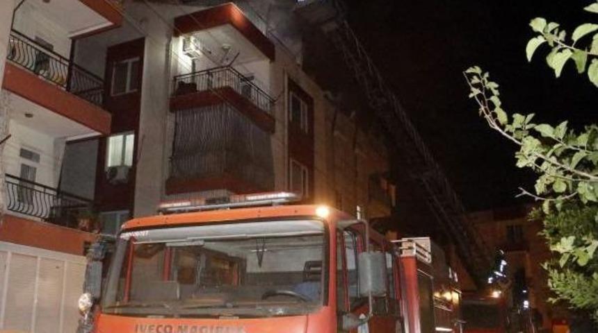 Yangında Mahsur Kalan &Ccedil;ocuğu Komşuları Kurtardı