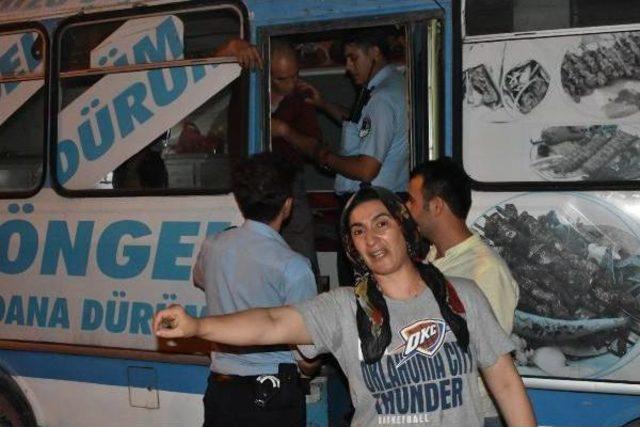 Zabıtaya Direnen Seyyar Köfteci Eşi Ve Kendisini Midibüse Kilitledi