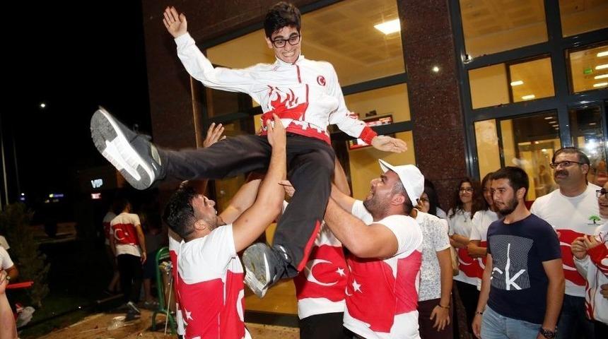 D&uuml;nya Şampiyonuna Havalimanında Davullu Zurnalı Karşılama