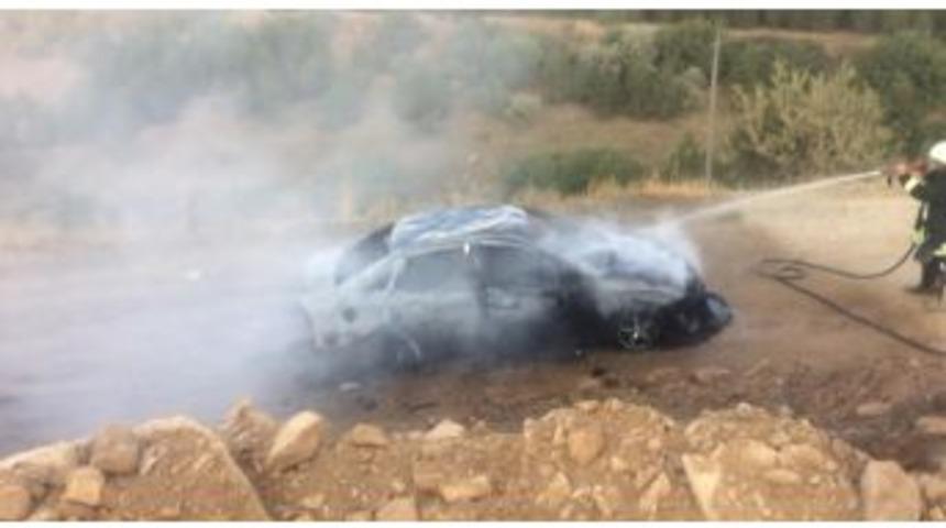 Otomobil Yanarak Kullanılamaz Hale Geldi