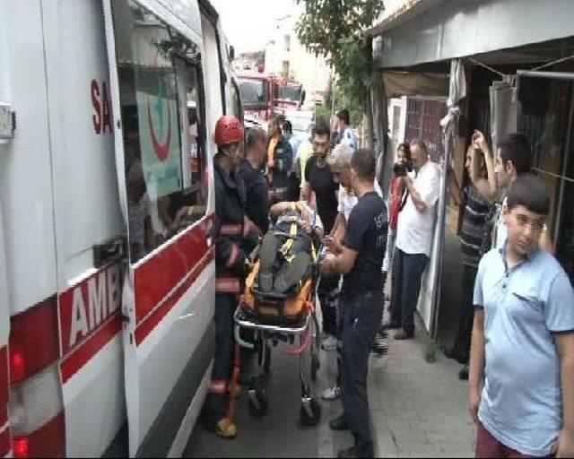 Ataşehir'de Polis Aracı Devrildi: 1 Yaralı