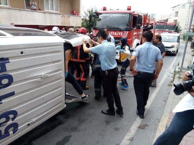 Ataşehir’de Polis Otosu Devrildi, 1 Polis Yaralandı