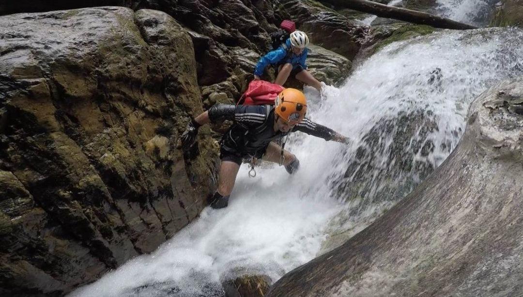 (&ouml;zel Haber) 40 Derece Sıcaktan Ka&ccedil;ıp Kendilerini Şelaleye Attılar