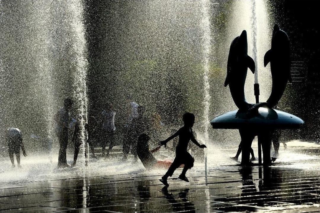 (&ouml;zel Haber) Sıcaktan Bunalan &Ccedil;ocuklar Fıskiyelerde Serinledi