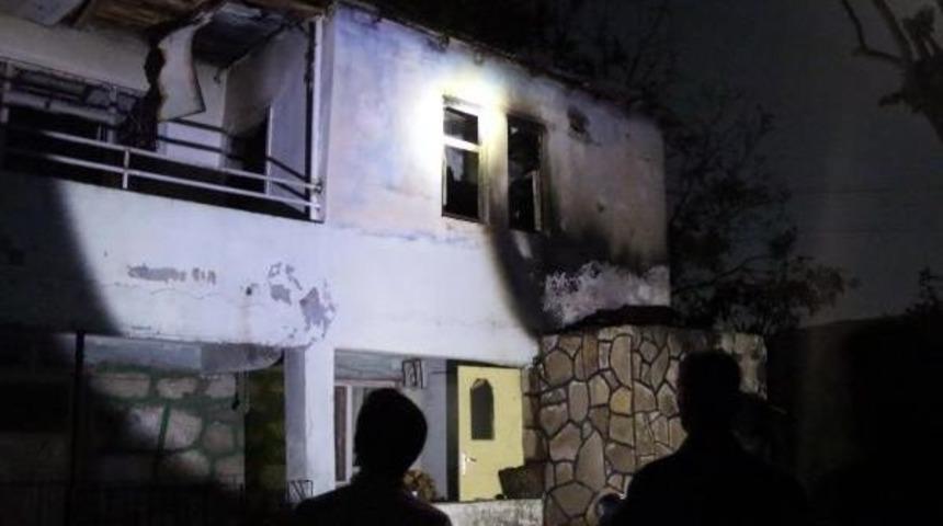 Bing&ouml;l'deki Yangında 2 Ev Kullanılamaz Hale Geldi