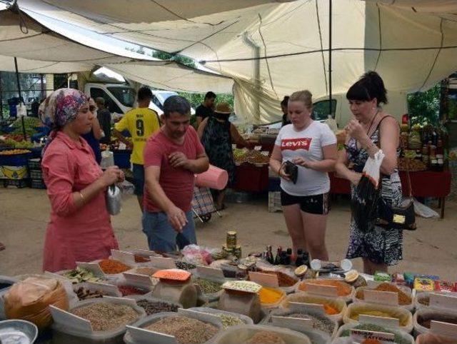 Pazarcı Esnafı Turistler Sayesinde İngilizce Öğrendi