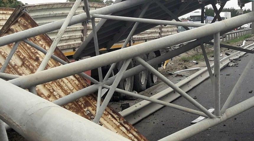 Tem Otoyolu&rsquo;ndaki Tır Kazasında Ara&ccedil; S&uuml;r&uuml;c&uuml;s&uuml; Hayatını Kaybetti