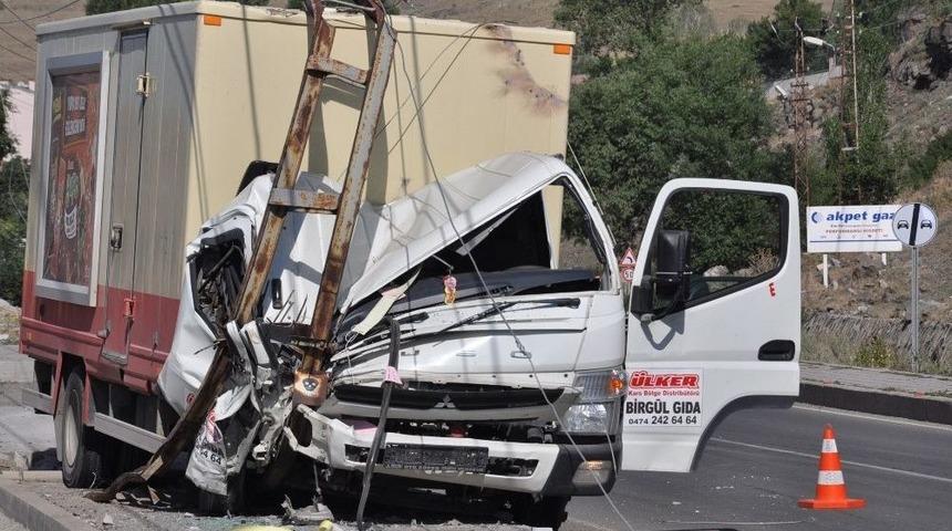 Kamyon Y&uuml;ksek Gelirim Hattı Direğine &Ccedil;arptı