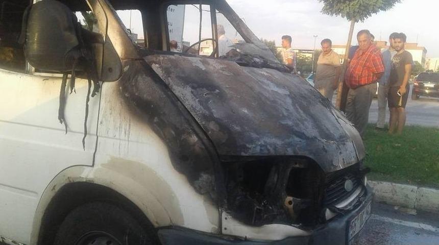 Minib&uuml;s Seyir Halindeyken Alev Alev Yandı