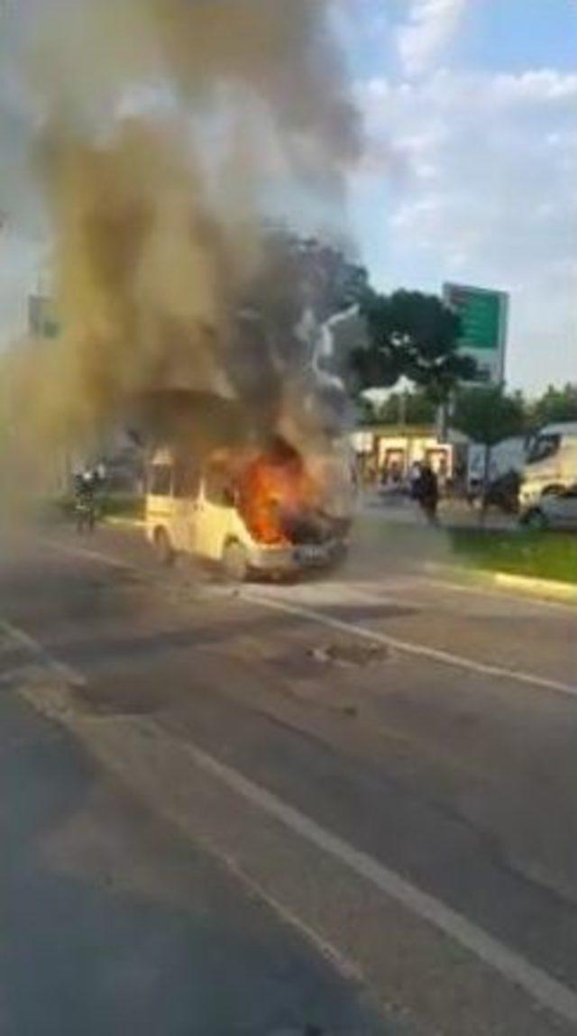 Minib&uuml;s Seyir Halindeyken Alev Alev Yandı 1