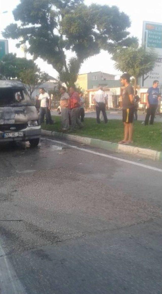 Minib&uuml;s Seyir Halindeyken Alev Alev Yandı 2