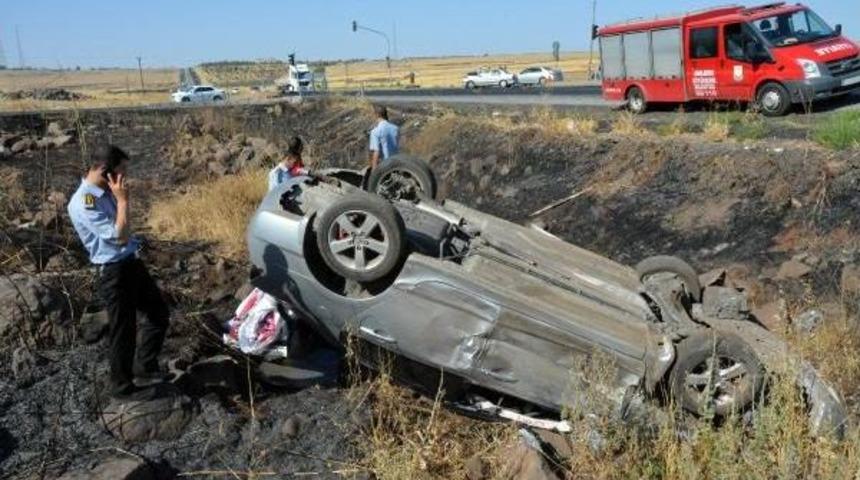 Siverek'te 2 Otomobil &Ccedil;arpıştı: 2 Yaralı