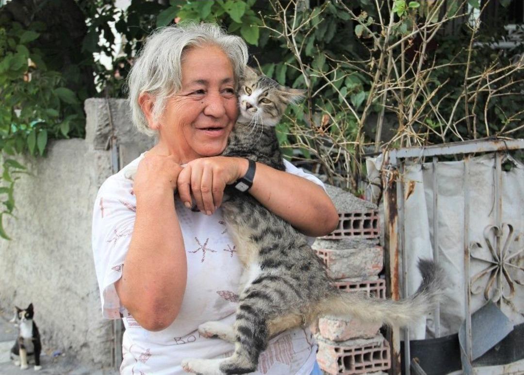 (&ouml;zel Haber) Hurdacı Kadının Hayvan Sevgisi