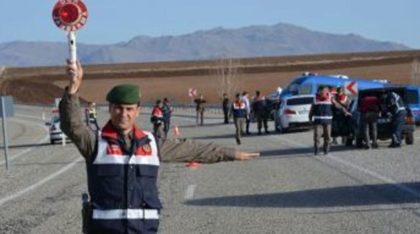 Fet&ouml;&rsquo;den Aranan Şahıs Yol Kontrol&uuml;nde Yakalandı