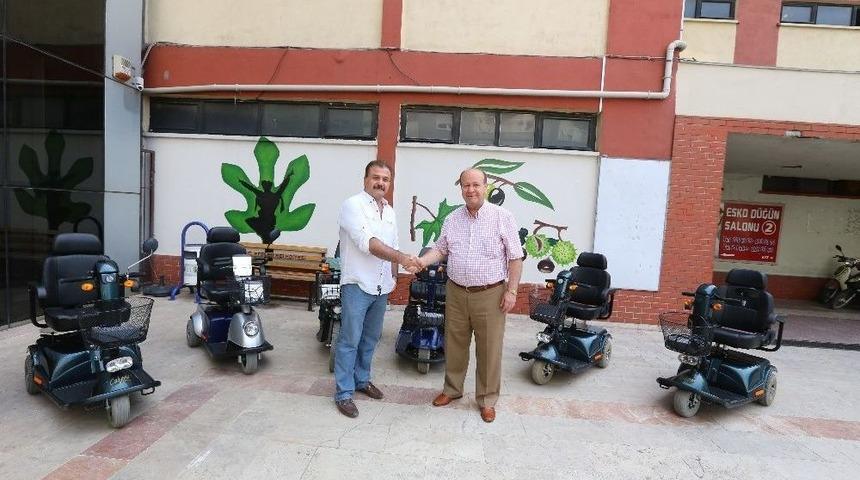 Gurbet&ccedil;i &Ccedil;iftten Efeler Belediyesine Anlamlı Bağış