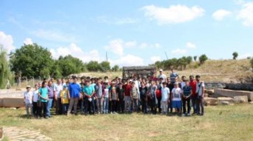 Beyşehir&rsquo;deki Kampa Katılan &Ouml;ğrenciler Tarihi Mekanları Gezdi