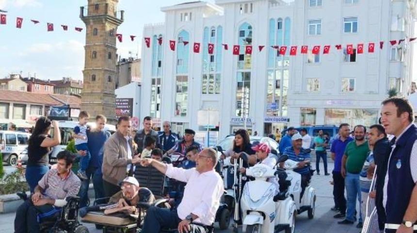 Engellilerin Tekerlekli Sandalye Yarışı Heyecanı