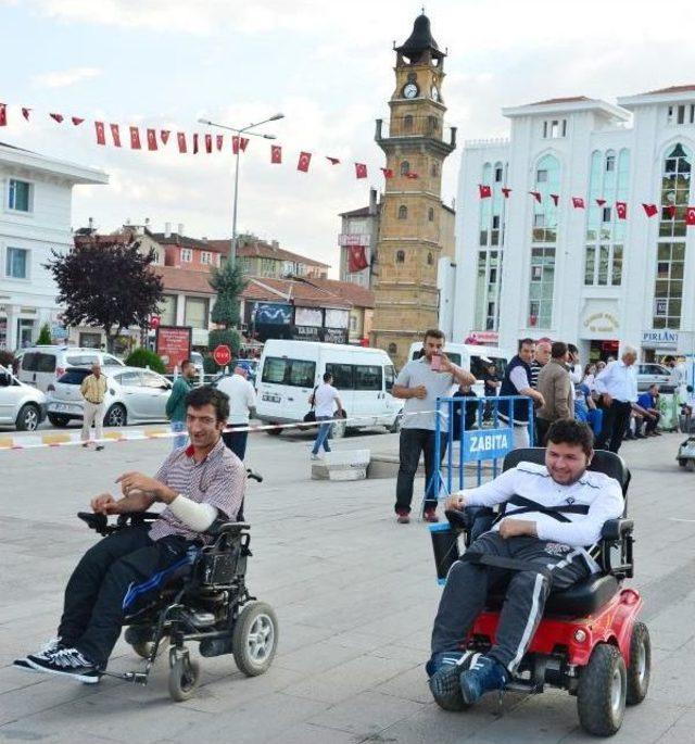 Engellilerin Tekerlekli Sandalye Yarışı Heyecanı