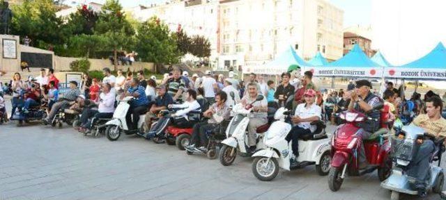 Engellilerin Tekerlekli Sandalye Yarışı Heyecanı