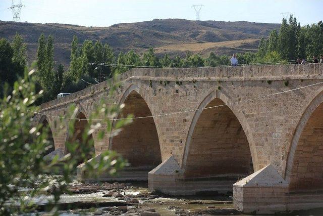 Başkan Çelik, Sarıoğlan İlçesinde Ziyaret Ve İncelemelerde Bulundu