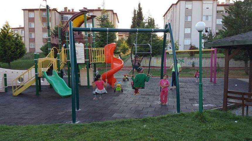 İzmit Parklarına Anne Bebek Salıncağı