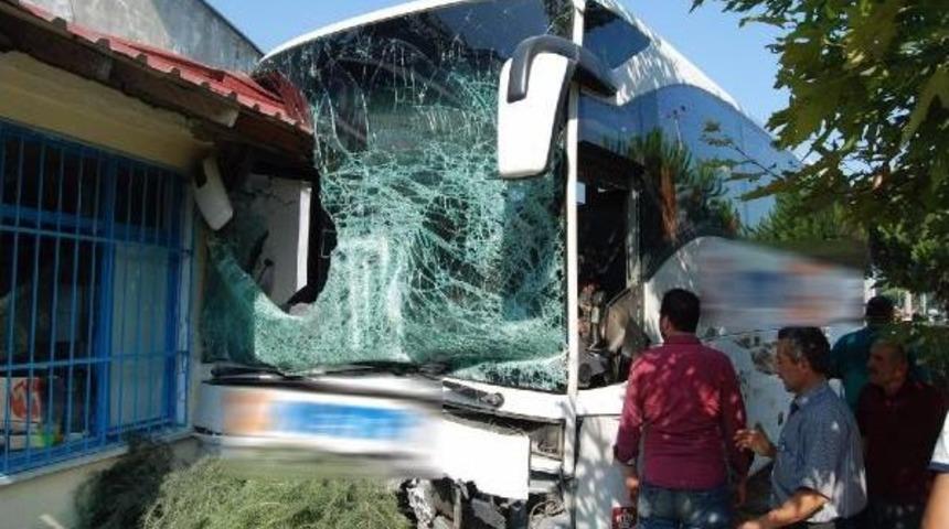 Yolcu Otob&uuml;s&uuml; Ile Kamyonet &Ccedil;arpıştı: 2'si Ağır 8 Yaralı