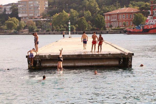 (özel Haber) Serinlemek İsteyen Çocukların Tehlikeli Oyunu Kamerada