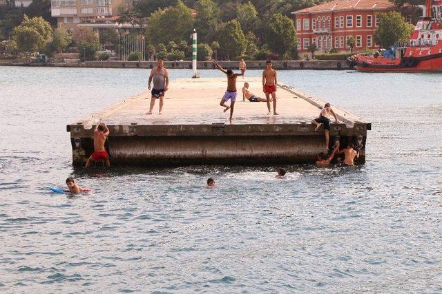 (özel Haber) Serinlemek İsteyen Çocukların Tehlikeli Oyunu Kamerada