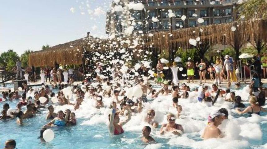 Turistlere Buzlu Ve K&ouml;p&uuml;kl&uuml; Havuz Partisi