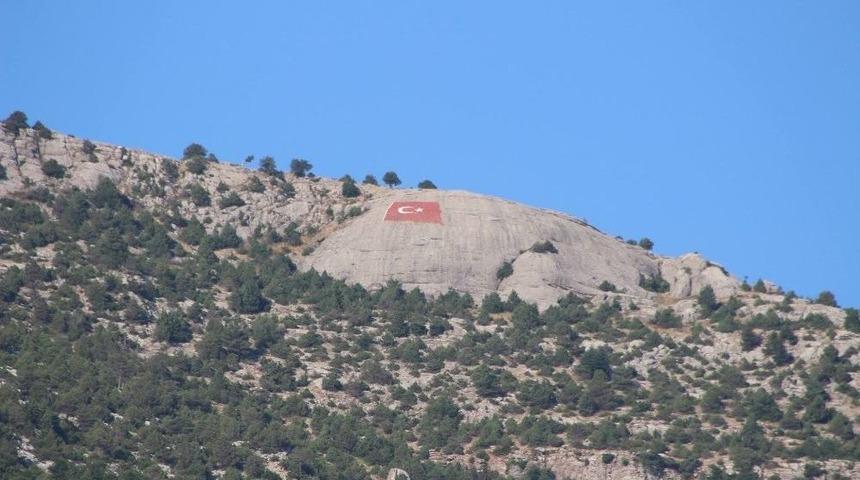 Hopka Dağı&rsquo;na Dev T&uuml;rk Bayrağı