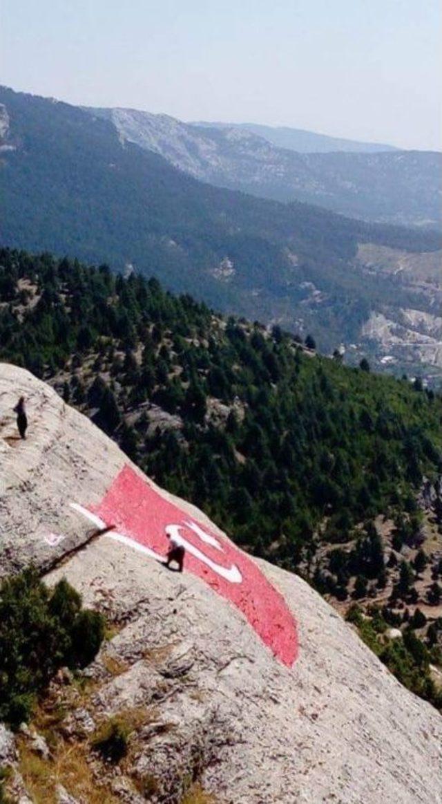 Hopka Dağı’na Dev Türk Bayrağı