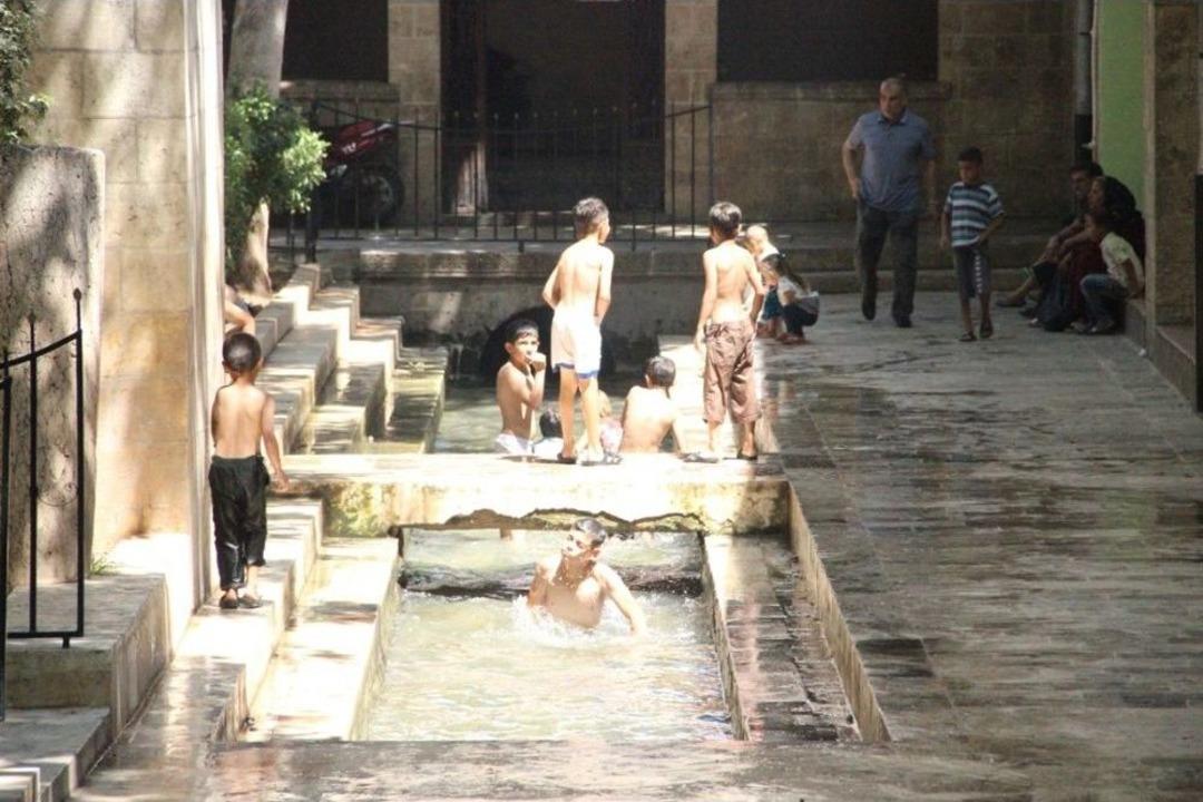 Şanlıurfalılar 45 Dereceyi Aşan Sıcakta Serinlemek İ&ccedil;in Her Yolu Deniyor