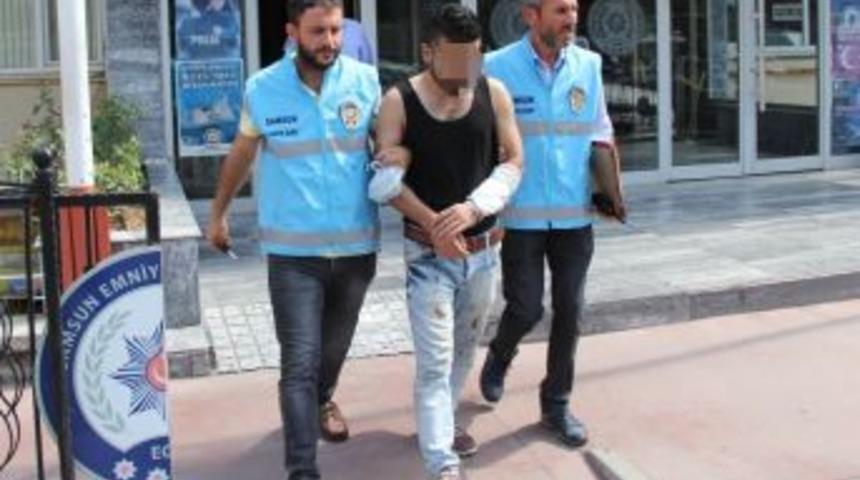 Annesini Bıçakladı