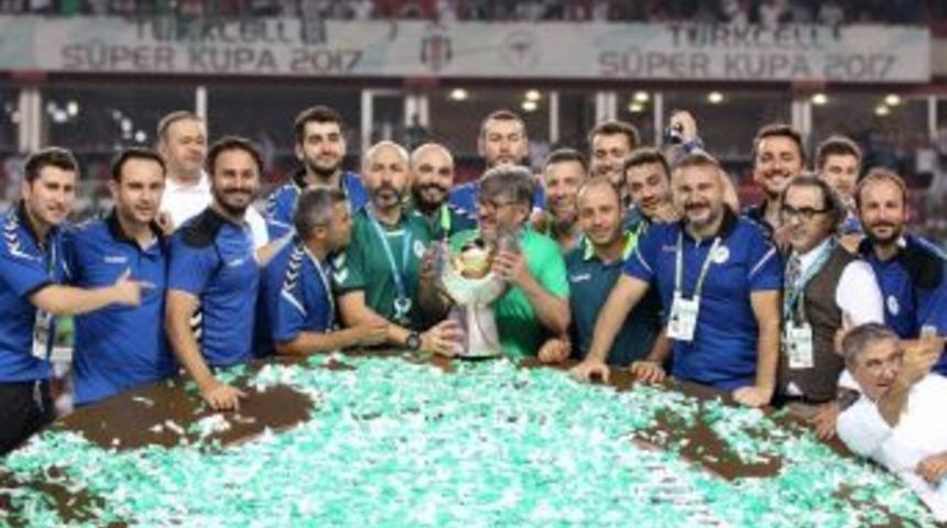 Reşit Ak&ccedil;ay, 32 Yıllık Antren&ouml;rl&uuml;k Kariyerini S&uuml;per Kupa İle Devam Ettiriyor