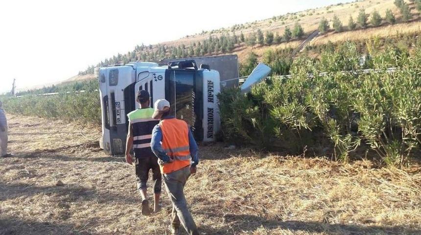 Bariyerlere &Ccedil;arpan Kamyon Yan Yattı
