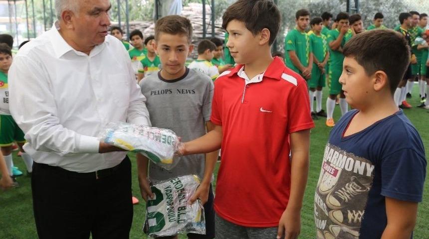 Erdemli Belediyesi&rsquo;nden Minik Sporculara Malzeme Desteği