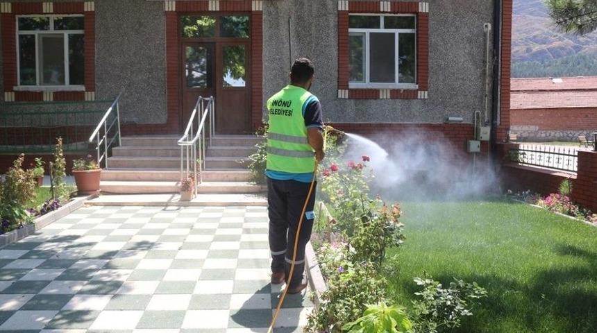 İnönü Belediyesi Cami Bahçelerini Haşerelerden Arındırılıyor