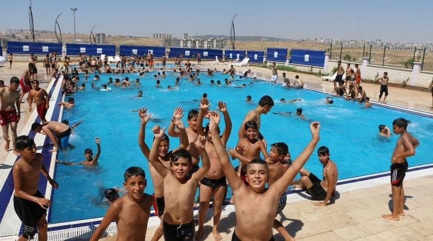 Şanlıurfa&rsquo;da Bin 500 Gen&ccedil; Belediyenin Kurslarında Y&uuml;zme &Ouml;ğrendi