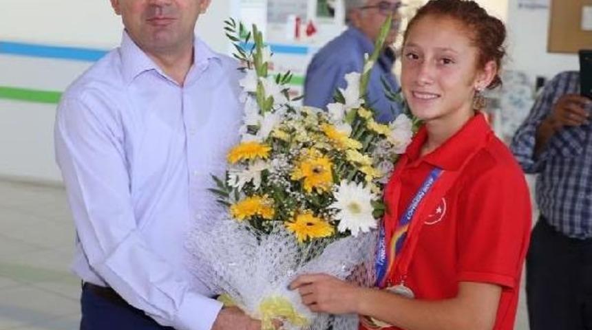 Burhaniyeli &Ouml;zel Atlet Muhsine'ye &Ccedil;i&ccedil;ekli Karşlılama