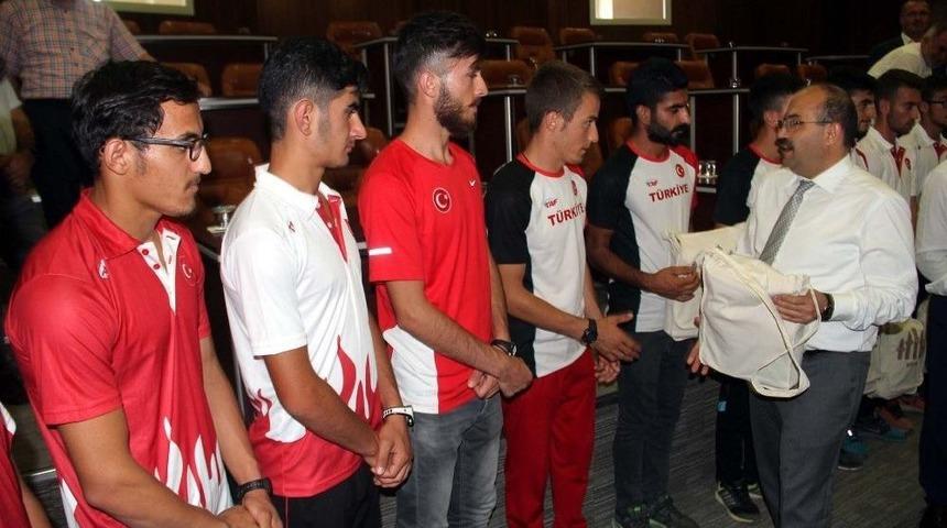 Vali Ustaoğlu&rsquo;ndan Milli Sporculara &Ouml;d&uuml;l